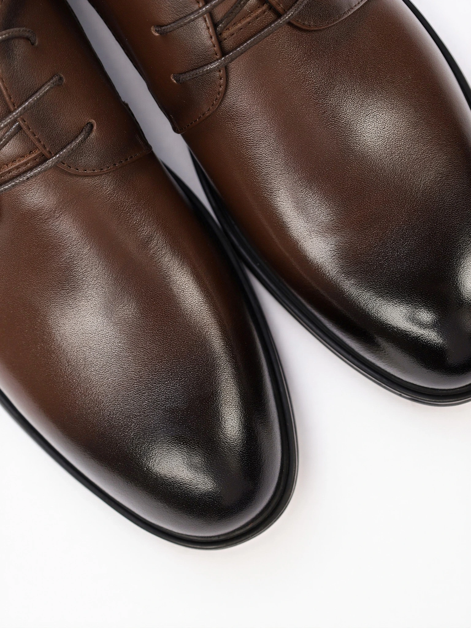 Туфли-дерби коричневого цвета на низком каблуке